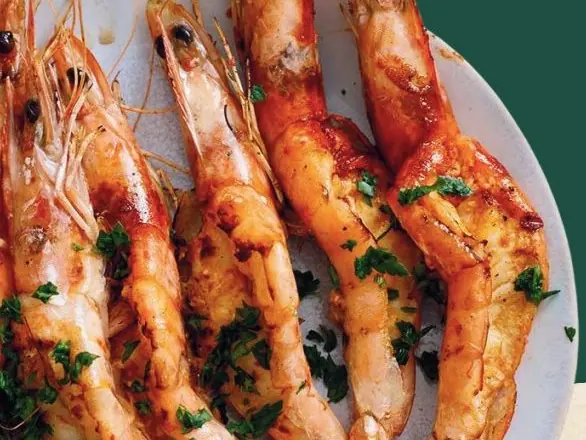 Gebratene Garnelen mit Kräutern und gegrillter Zitrone