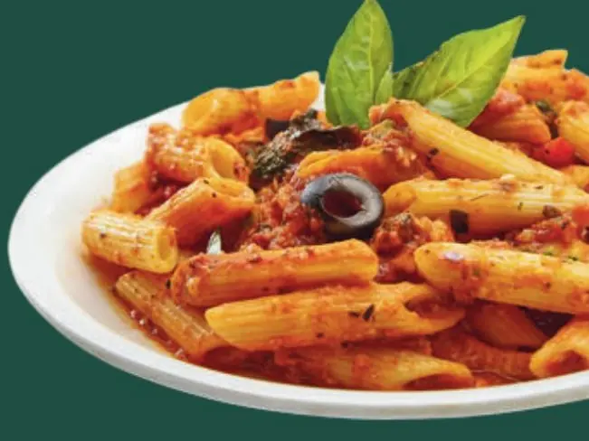 Penne in Tomatensauce mit Basilikum