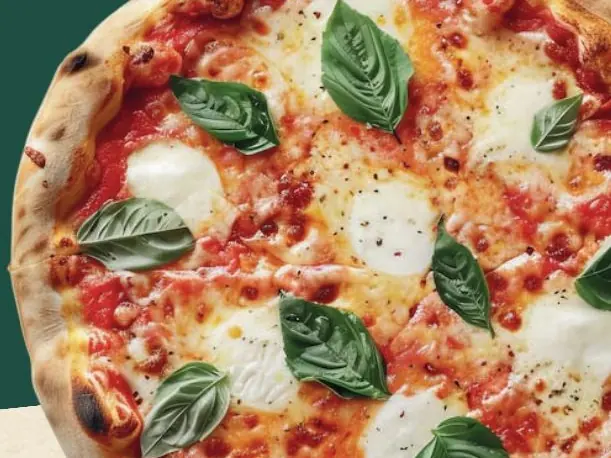 Pizza mit Tomaten, Mozzarella und Basilikum