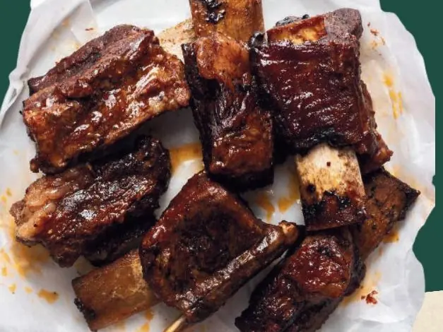 Gegrillte Rippchen mit dunkler Glasur