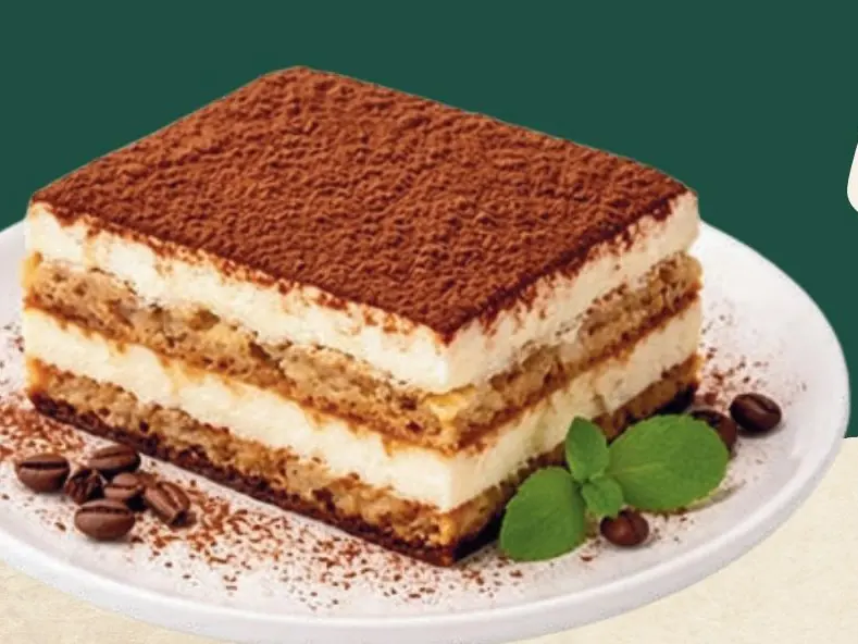 Ein Stück Tiramisu auf einem weißen Teller